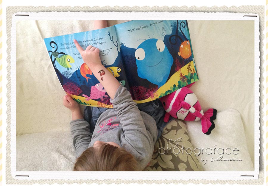 barry_the-fish-with-fingers: girl reading book